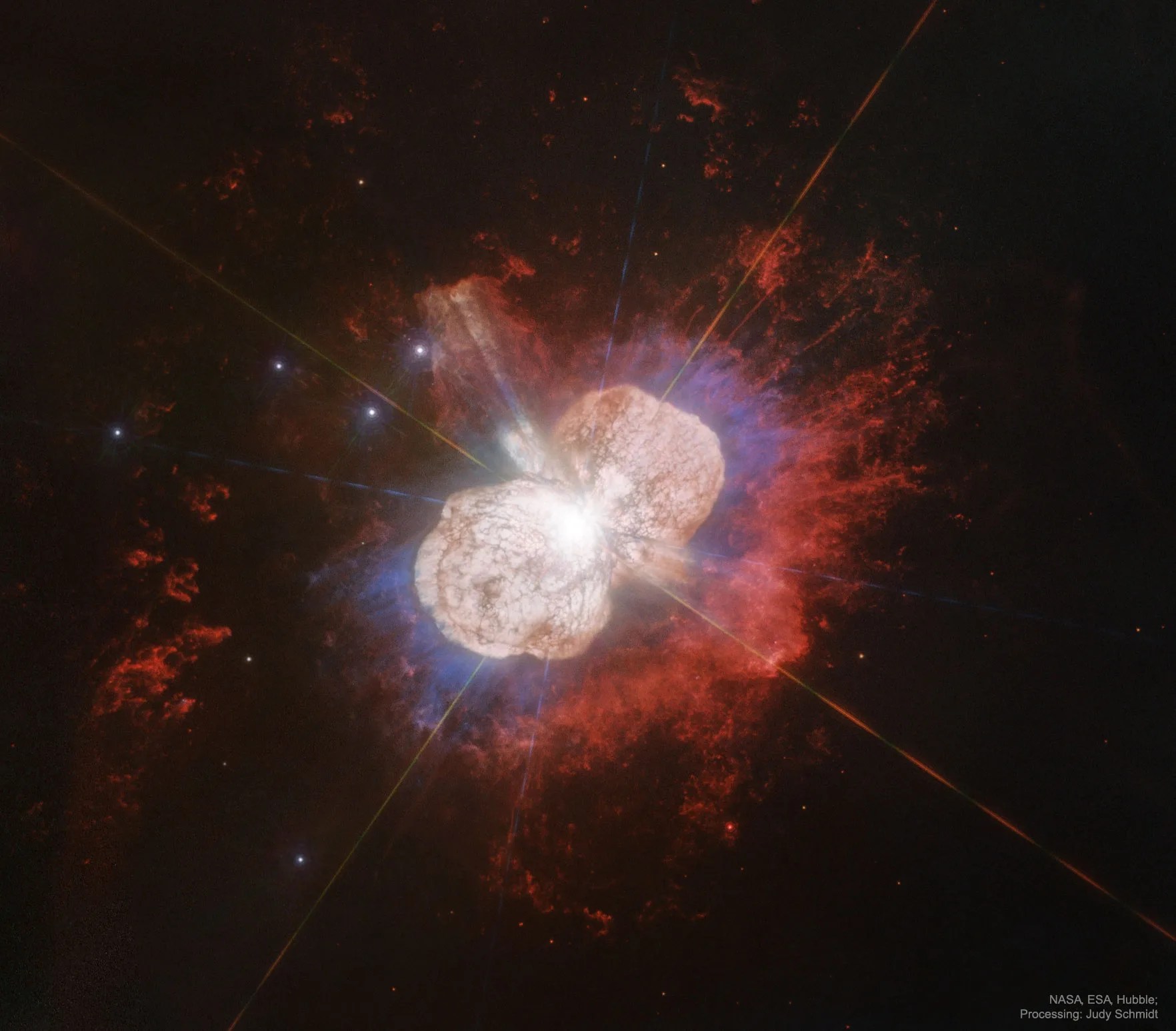 Eta Carinae rodeada de una nebulosa bipolar