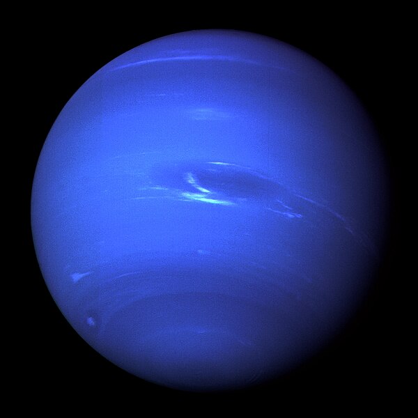 Neptuno, de color azul intenso con manchas oscuras